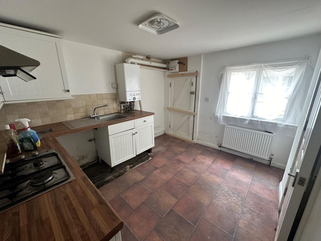 Lot: 141 - FOUR-BEDROOM HOUSE FOR IMPROVEMENT - Kitchen
